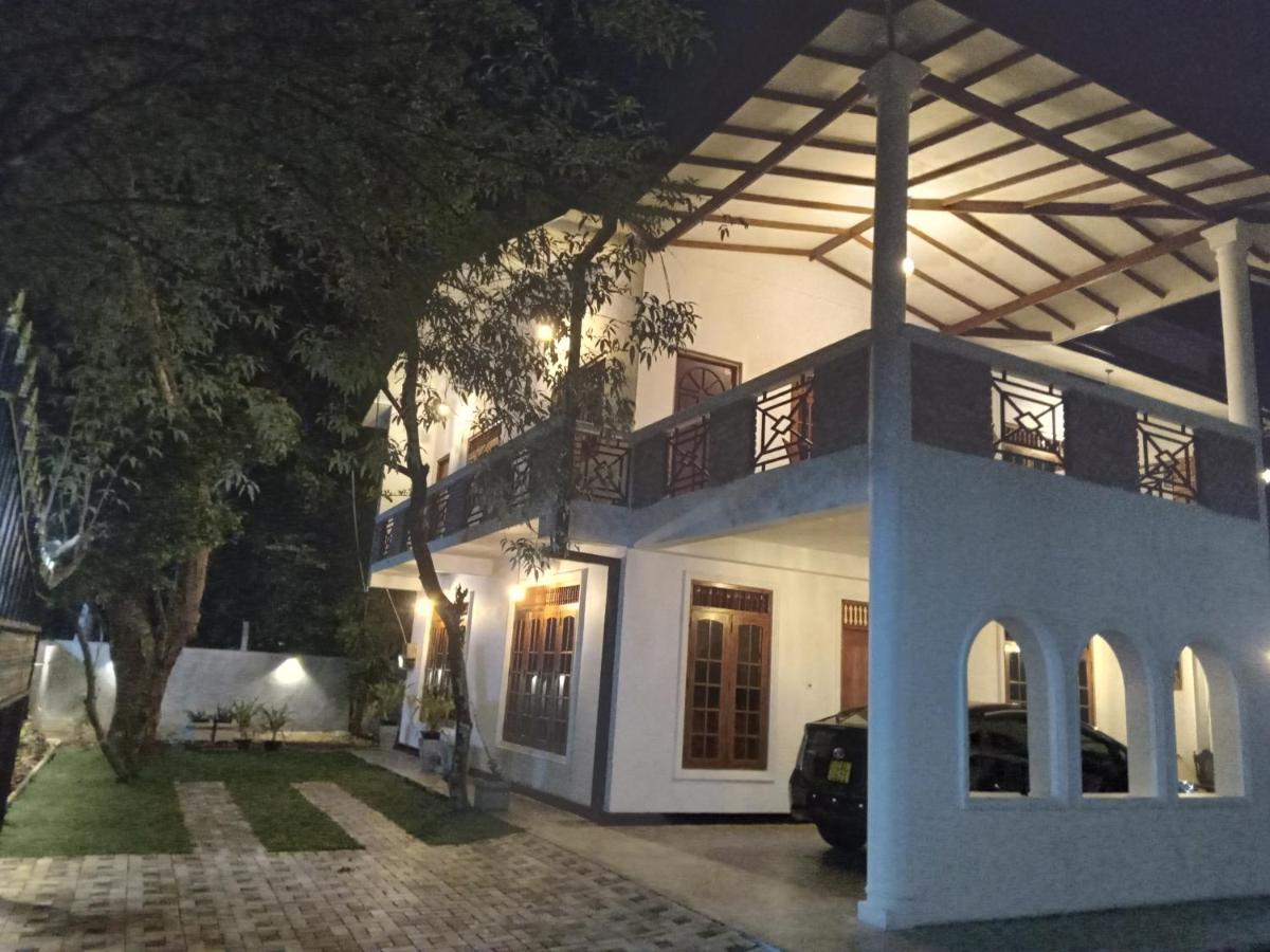 Bed and Breakfast Sky Bloom Homagama Exterior foto